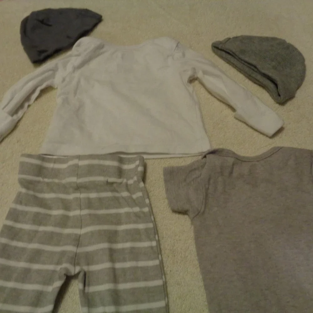 BABY BUNDLE 2 CAPS ONSIE & PANTS SHIRT
